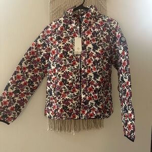 Printed packable down jacket. 
Color cream, red &blue.
Size Small